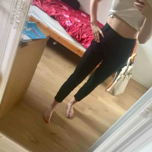  - Jättefina kostymbyxor från Bikbok i toppenskick, säljes då de inte kommer till användning. Storlek xs men passar även s då tyget är lite stretchig. 