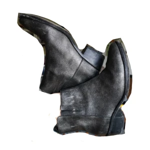  - Denna drömmiga stöveletten från & Other Stories ger dig den trendiga silverlooken om än lite mer diskret. Äkta skinn, använda ett fåtal gånger. Ett givet kap!