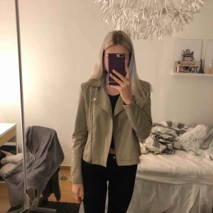  - Jättefin skinnjacka, aldrig använd säljer billigt för att bli av med den! Frakt tillkommer eller så möts vi upp i stockholm