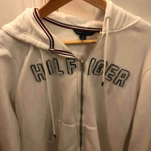  - Mysigaste tröjan ever från Tommy hilfiger! Köpt i usa förra året för 800 kr och är nästan aldrig använd. Står XL men passar M-L🥰🥰
