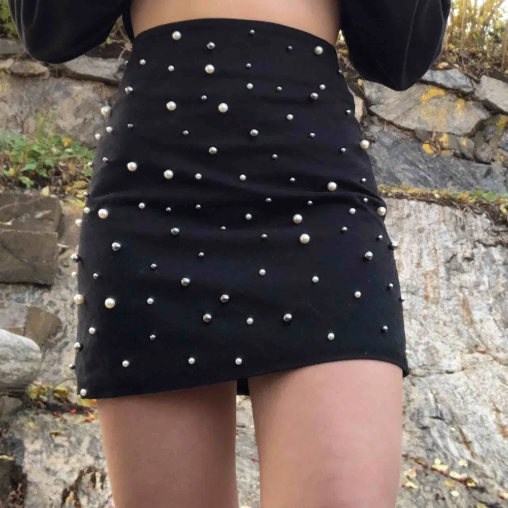 Fin kjol med pärldetaljer som jag säljer för att den inte riktigt passar, köparen står för frakten ☺️. Kjolar.