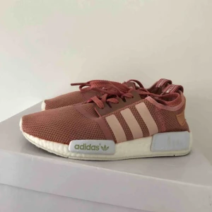  - EJ ÄKTA Adidasskor som är köpta från usa. Beställde i storlek 37 men är aningen små för mig så skulle säga att de passar en 36a. Använda vid ett tillfälle så i väldigt fint skick! Frakt betalas av köparen. 