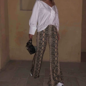  - Snakemönstrade byxor från Zara. Populära och sålde slut snabbt. Dessvärre lite för stora för mig - byter gärna mot xs. PS! Aldrig använda 