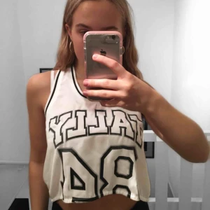 - säljer denna snygga topp som är typ croppad på sätt att den är kortare där framme så den blir som en magtröja. frakt tillkommer 