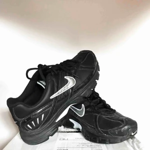  - Ett par svarta retro Nike Xccelerate med ljusblå detaljer, modellår 2009.   De är storlek 40,5 men lite små i storleken därav att jag säljer dem. Skulle säga storlek 40 eller kanske till och med en 39:a.  De är sparsamt använda och i fint skick. 