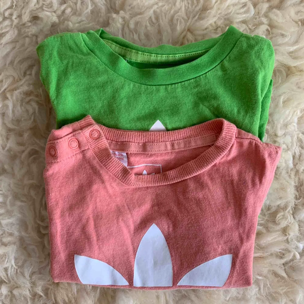 Två fina t-shirts säljs i paket. Den rosa är i strl 9-12 mån och den gröna 12-18 mån men de är likvärdiga i storlek. Djur-och rökfritt hem.. T-shirts.