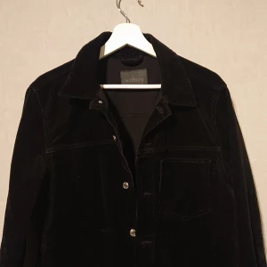  - Säljer denna as snygga Manchester jacka från Weekday! Den har blivit för liten och kan inte används längre. Köptes för 499 Kr för några månader sedan och har knappt används, alltså så gott som ny! 