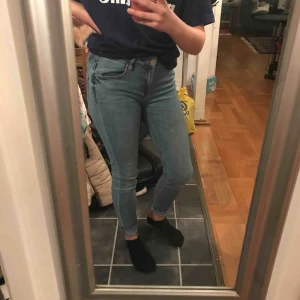  - Säljer ett par jeans, säljer för jag inte gillar det längre! Storlek S Säljer för 50kr plus frakt Pris kan diskuteras