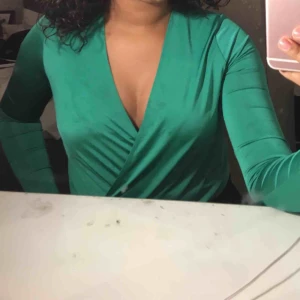  - Hej! Säljer min superfina gröna body från Nelly ONE som tyvärr är för liten för mig. 🥺🥺 Väldigt fint skimrande tyg!! Bodyn finns inte kvar i denna färg!! Bodyn är i väldigt bra skick då den var tajt redan då jag fick hem den. 😢 Köpt för 249 kr.