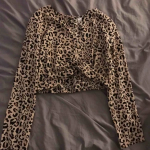  - Leopard blues super fin! Använd ca 2-3 gånger! Köpt för 299kr. frakt tillkommer! 