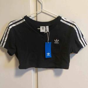 Adidas originals cropped T-shirt i svart. Oanvänd med lappar kvar 