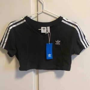  - Adidas originals cropped T-shirt i svart. Oanvänd med lappar kvar 