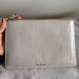  - Snygg kuvertväska från Whistles London. Köpt för ca 700 kr. Inga skador, den är som ny.