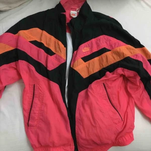  - Vintage nike vindjacka! liten defekt på ”dragkedje-ploppen”, se bild. Skulle säga en större M men sitter snyggt och lite oversize om du är mindre storlek.