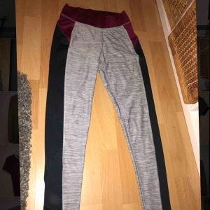  - Träningstights gråa i grunden men med marinblåa och vinröda detaljer 