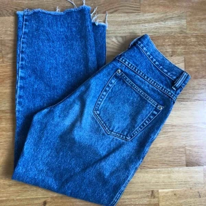  - Byxor från lee som jag har klippt av i benen. Slutar vid anklarna på mig (jag är 170). Höga och tighta i midjan, raka och lite vida i benen 