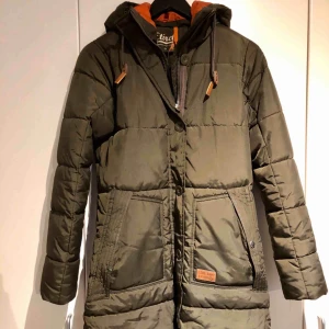  - Etirel campus sportswear dam dunjacka, från Intersport. Köpt vintern 2016.  Storlek 34 men är som en 36a.   Grön