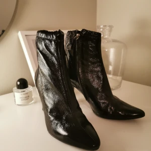  - Skor från Zara i storlek 37. Använda 2 gånger och därför i fint skick! Köparen står för frakten. 