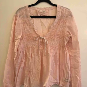  - Superfin Odd Molly blus i modellen remix med paljetter.  Stl. 2. Passar 38-40! Köparen står för frakten, kan mötas upp i Stockholm.