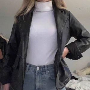  - Supersnygg Skinnjacka/ skinkavaj från NAKD. Inte äkta skinn😁💛