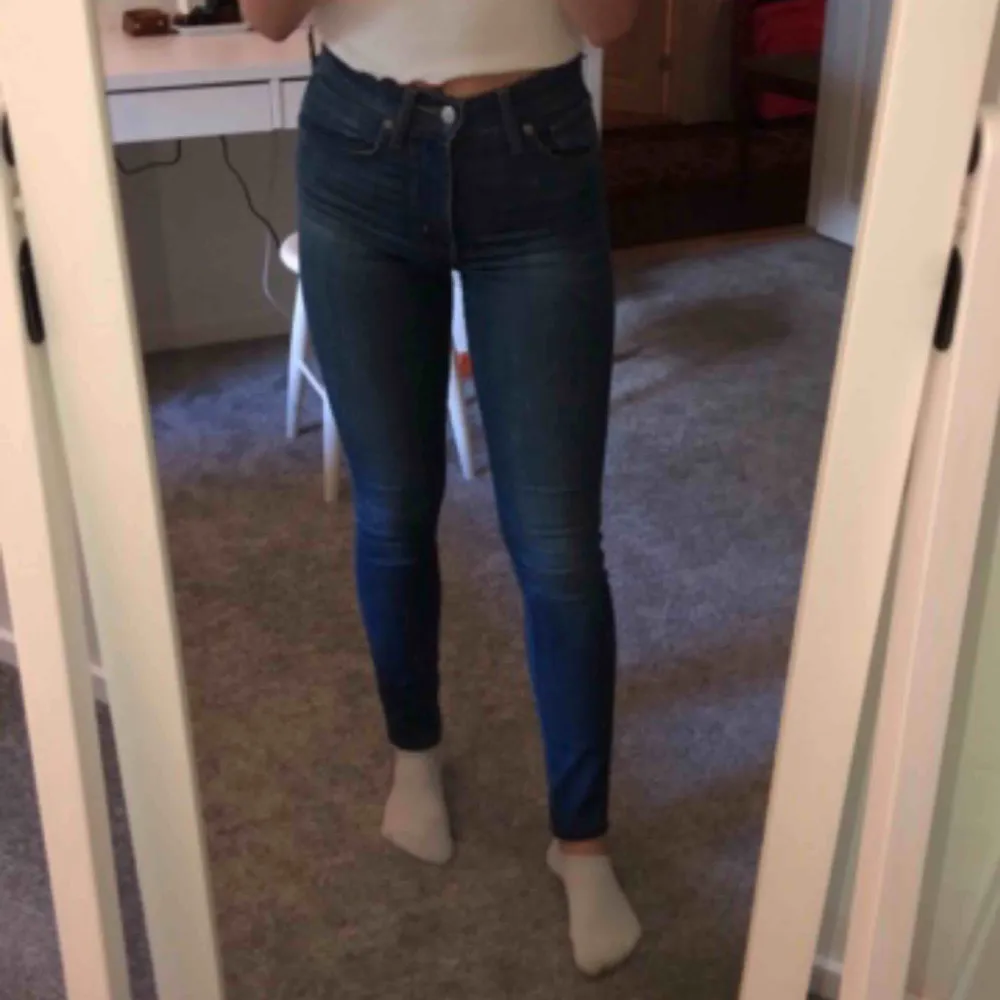 LEVIS skinny jeans i mörkblå/jeansblå färg! Passar mig som är ca 161cm lång.. Jeans & Byxor.