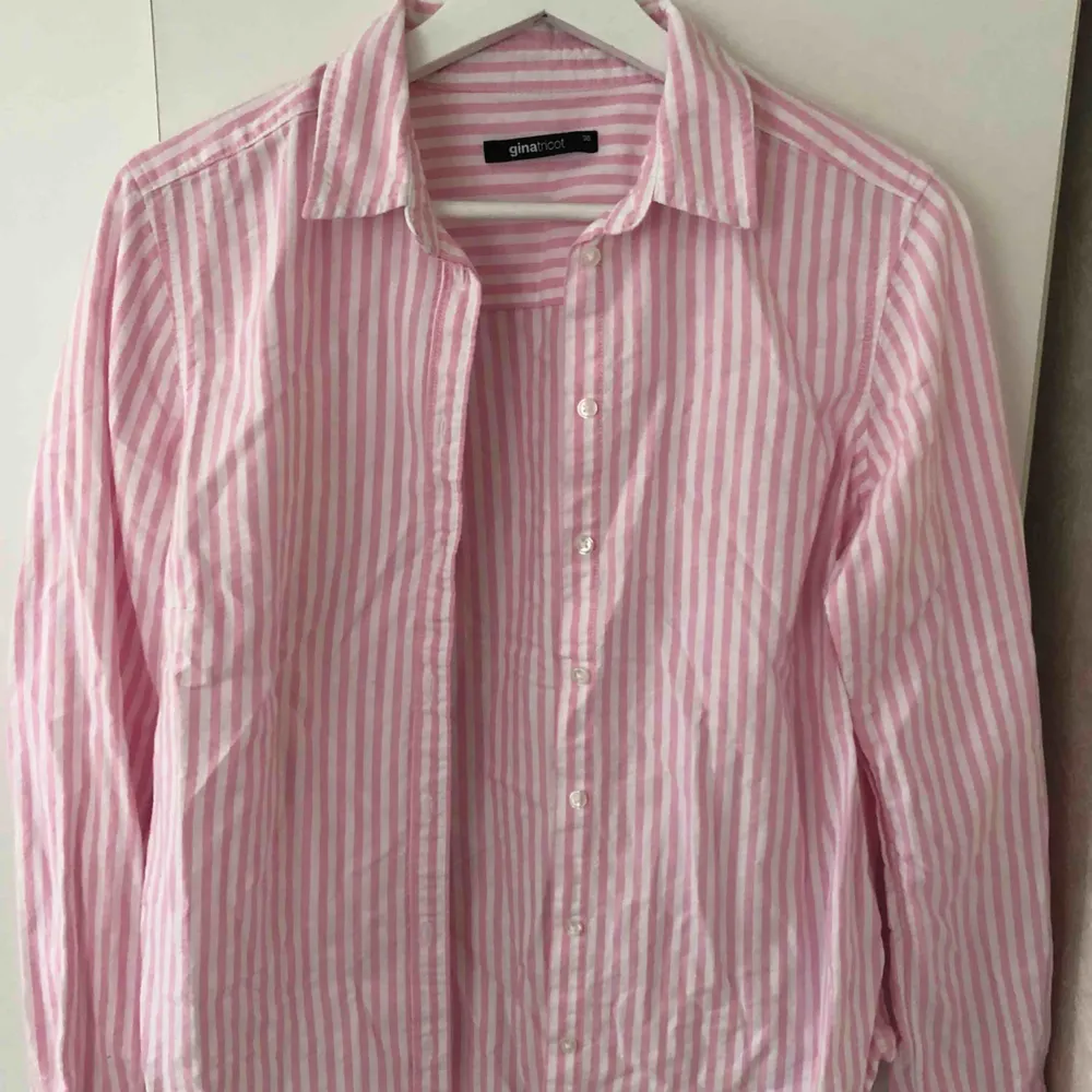 rosa/vit randig skjorta från Gina tricot i storlek 36. Fint skick. Frakt tillkommer.. Skjortor.