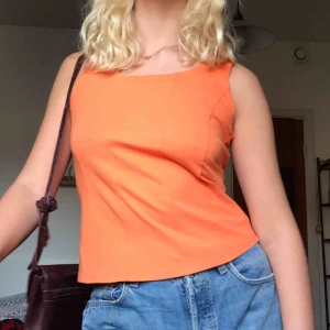 Orange linne - Orange linne nyligen köpt second hand aldrig använt, passar runt S. Passar perfekt nu till hösten! Frakt tillkommer. Kan mötas i centrala Stockholm om den köps innan torsdag 24/10!