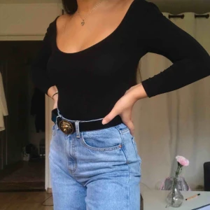  - En svart, långärmad body från H&M. Går att använda som vanligt men även super fin som off-shoulder tröja. Lite djup både fram och baktill men går att använda bh i utan att det syns😊. Använd ca 1-2 gånger, i princip i nytt skick💞