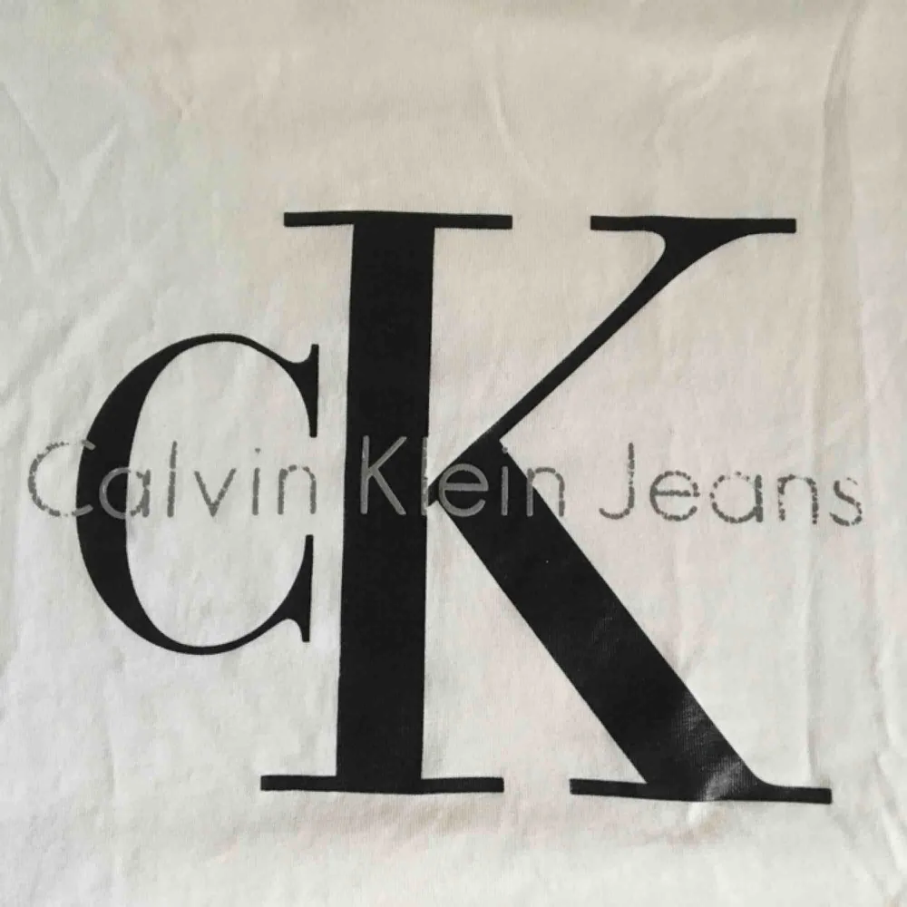 Äkta Calvin Klein t-shirt med logo. Ganska sliten i logotypen men annars inga andra skador! Frakt tillkommer alternativt mötas upp i Gbg. T-shirts.