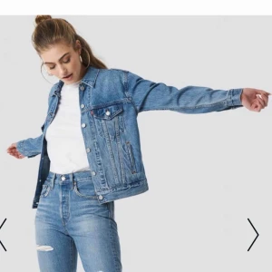 Levis jeansjacka  - Jackan är i princip i nyskick för den passar tyvärr inte längre:( men det ger ju chansen för någon ny att ha den! Den är i storlek S. Nypris 1000 kr