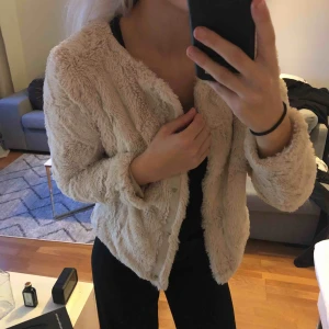  - Säljer nu min sköna fake päls jacka till väldigt bra pris! 