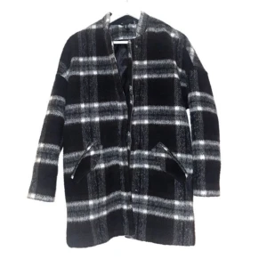  - Superfin rutig kappa från H&M. Frakt tillkommer på 63 kr ❤