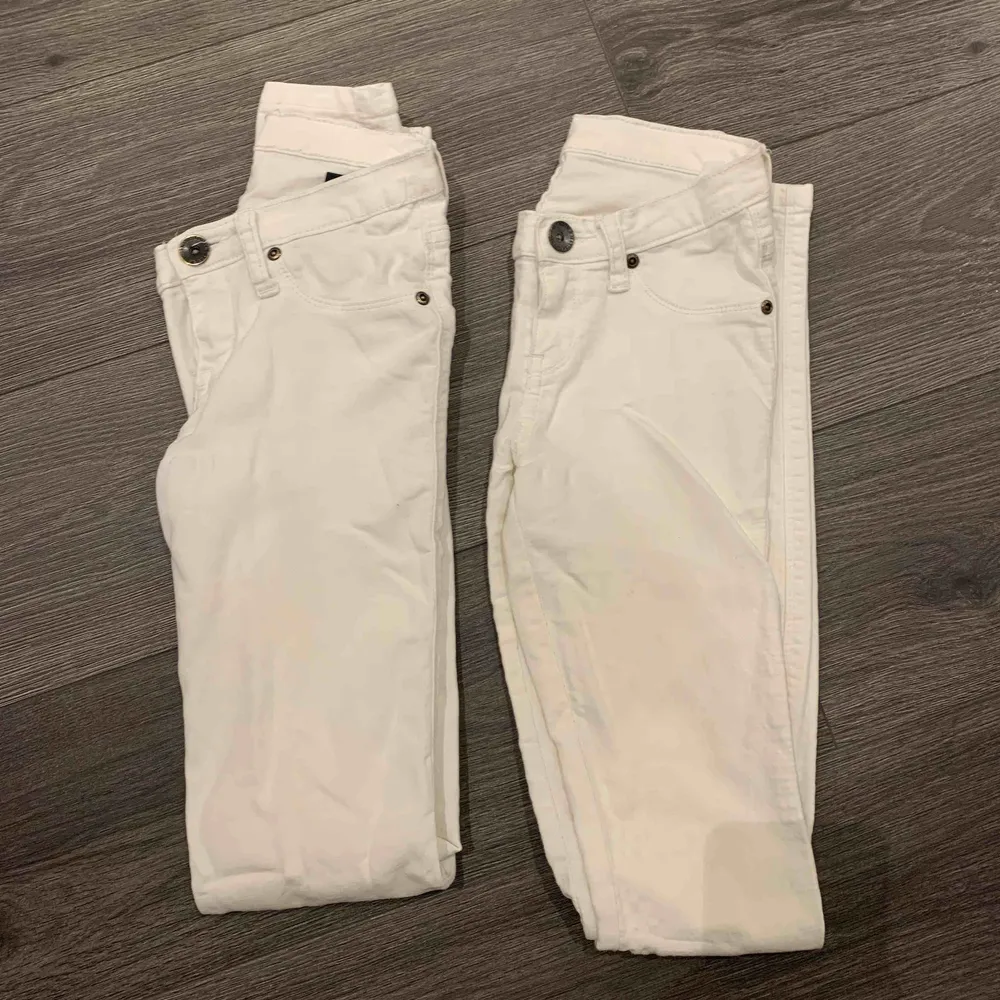Har två stycken helt vanliga vita byxor från Dr Denim. 30kr/ styck +frakt . Jeans & Byxor.