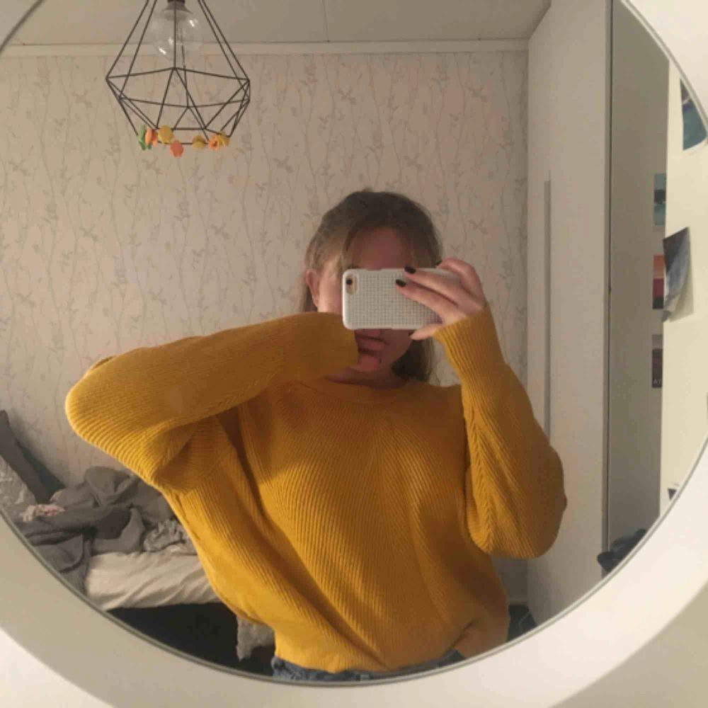 En gul stickad tröja från Zara! Använd 1 gång så är som ny och den är EXTREMT skön. Köparen står för frakten. Stickat.