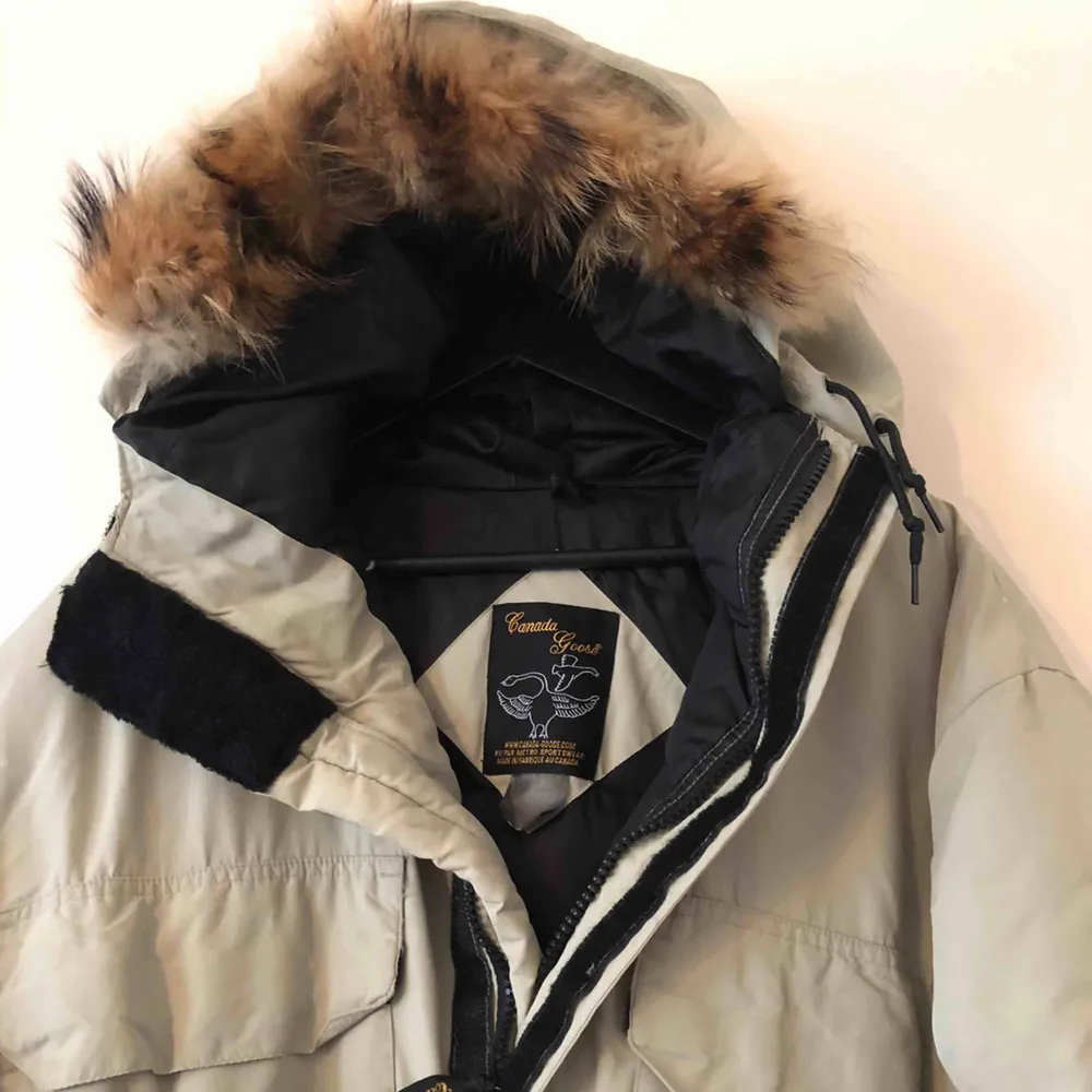 Canada Goose Winter Jacket with real fur good! In Excellent condition. Size XL . Jackor.