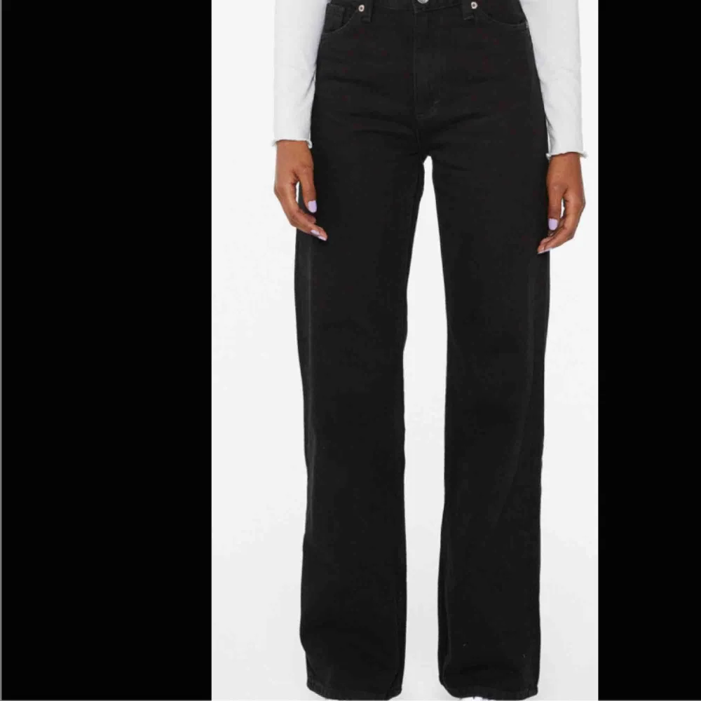 Svarta basic raka byxor. 5 fickor. Lite slitna men det ger snygg effekt. Bra skick. Sitter bra men är för korta för min smak. . Jeans & Byxor.