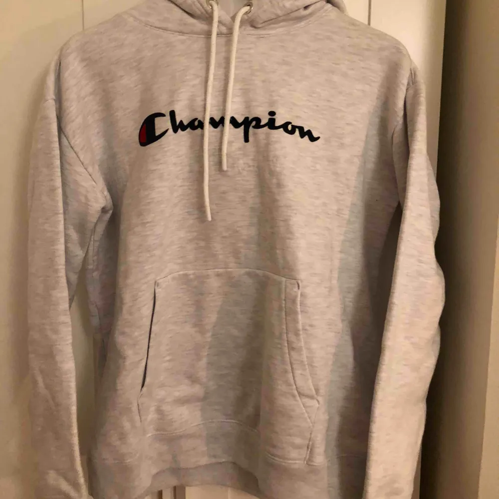 Riktigt snygg champion hoodie i väldigt fint skick, i princip som ny:) säljer pga att den inte kommit till användning, frakt tillkommer💕. Hoodies.