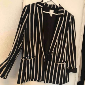 - Helt nytt set med blazer och paperbag byxor från HM, stl 44 i både blazer och byxor men med tanke på bandet i byxorna går de att anpassa. 200 kr och frakt tillkommer 