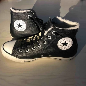  - Svarta converse med fodring vilket gör att dom är supersköna att ha på vintern/hösten. Använda en gång, har lagt på nya snören (svarta istället för vita) vilket såklart går att ändra på. 
