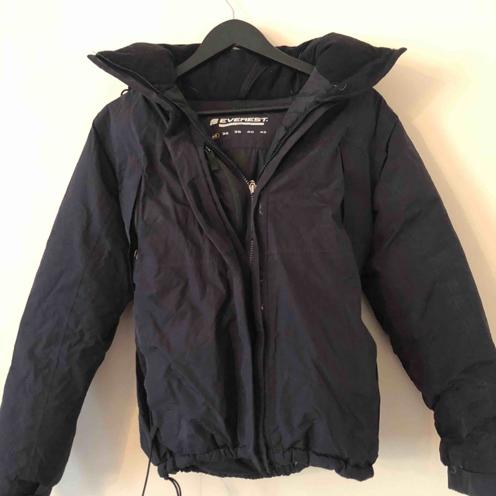 Everest winter Jacket. In Black with Hood. Excellent condition. Size 34 . Jackor.