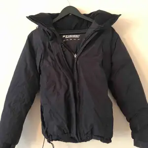 Everest winter Jacket. In Black with Hood. Excellent condition. Size 34 
