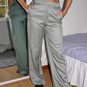  - Riktigt snygga ljusgröna och glansiga byxor! Högmidjade och relativt långa i benen, modellen är 170cm! Köparen står för frakten🥰