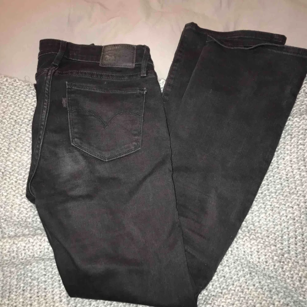 Svarta bootcut jeans från Levis strl 26 modell 715. Jeans & Byxor.
