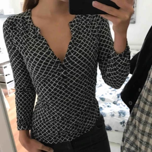  - Superfin mönstrad svartvit blus från Ellos i storlek XS / 34. I fint skick. 