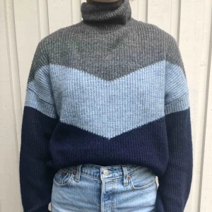  - En otroligt fin och mysig stickad tröja! Perfekt nu till hösten och vintern! Inga anmärkningar på denna, som ny! Köparen står för frakten🥰