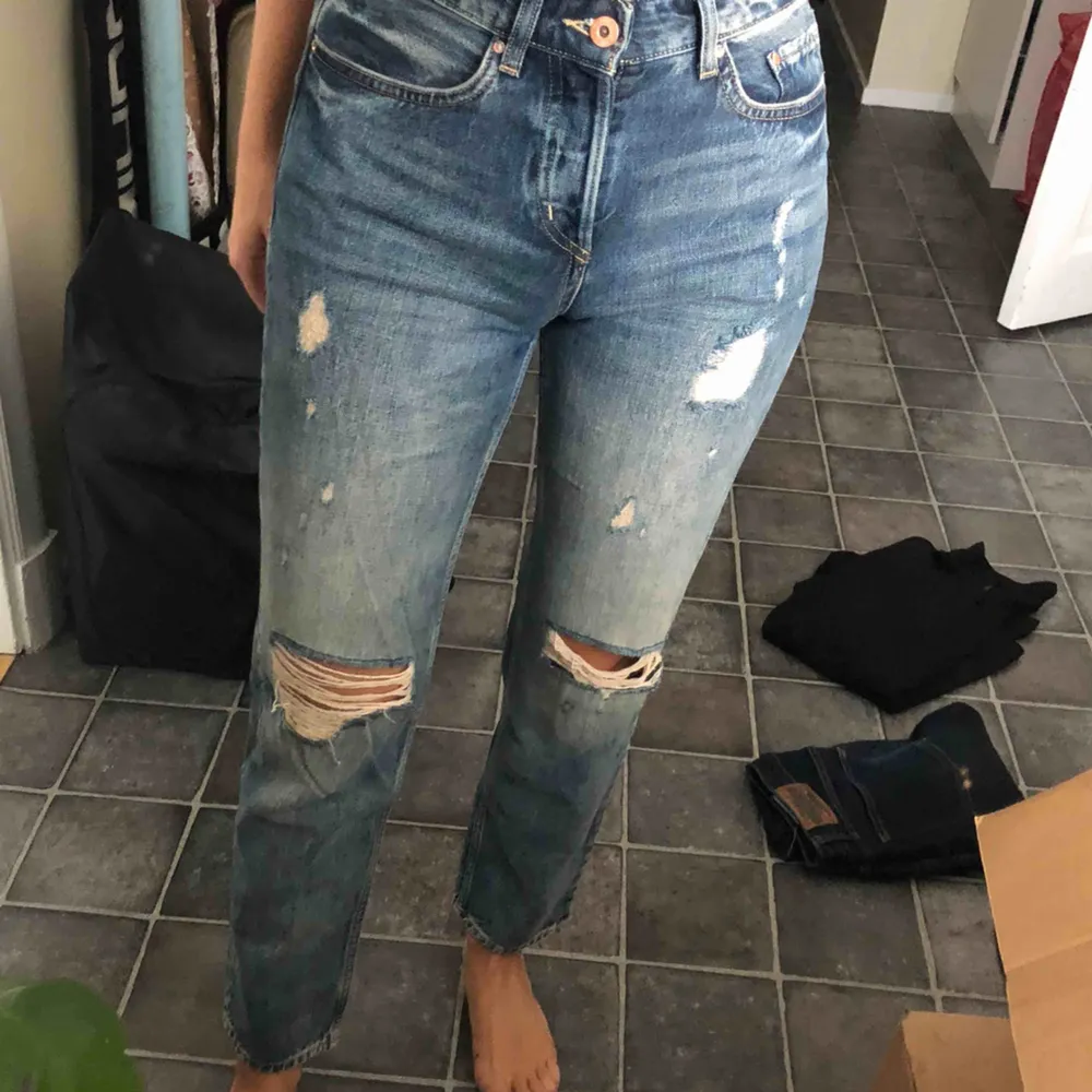 Jeans med slitningar från H&M min-jeansmodell sjukt snygga men för stora för mig.. Jeans & Byxor.