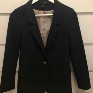  - Super fin blazer/kavaj som säljs pågrund av att den inte kommer till användning  Frakt står köparen för 