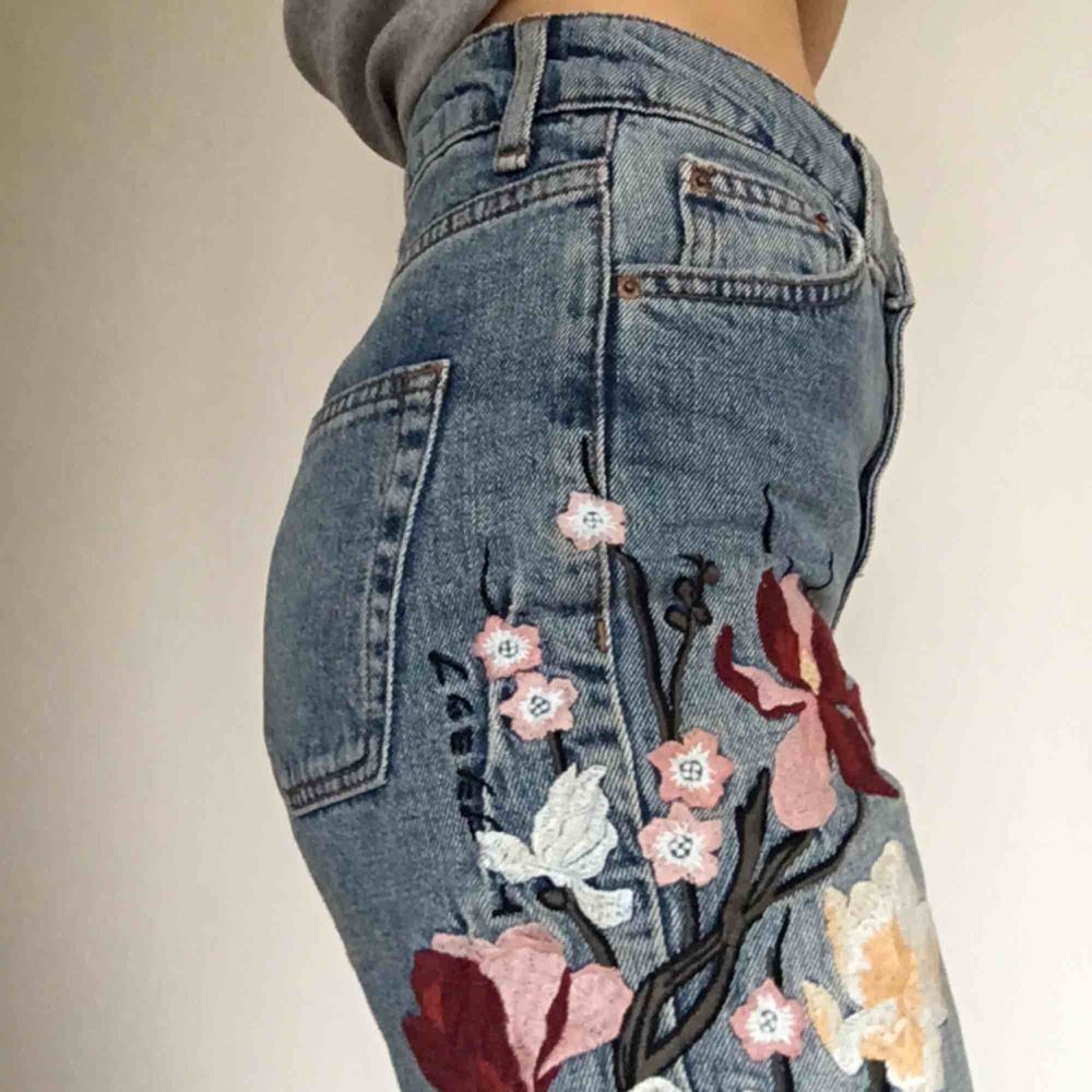 Jättesöta topshop mom jeans i storlek W25L28 (från petite kollektionen), passar perfekt på lilla mig som är 150👀, köpta för £75 och har inte används många gånger som de förtjänar😇frakt ingår o priset!. Jeans & Byxor.
