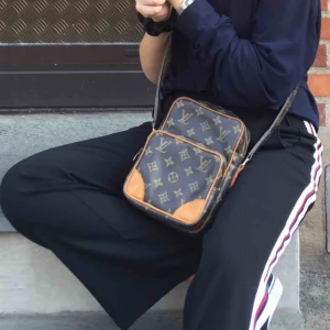  - Superfina utsvängda kostymbyxor från Zara i storlek XS! Hänger såå snyggt på skorna och sitter perfekt i midjan! Frakt på 36kr tillkommer :)