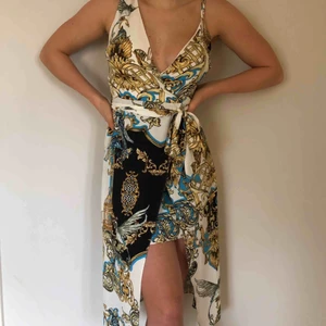  - Väldigt fin klänning med asymmetrisk cut från River Island, använd fåtal gånger och är i gott skick. Nypris: 700kr Betalning via swish & köparen står för frakten